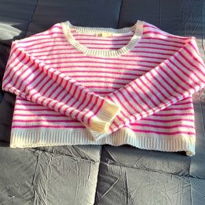 Long sleeve WOMEN cropped shirt.